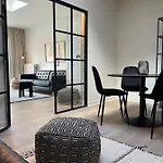 Unique Luxury With Cosy Garden! *