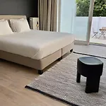 Unique Luxury With Cosy Garden! Gand