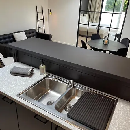 Unique Luxury With Cosy Garden! Apartament