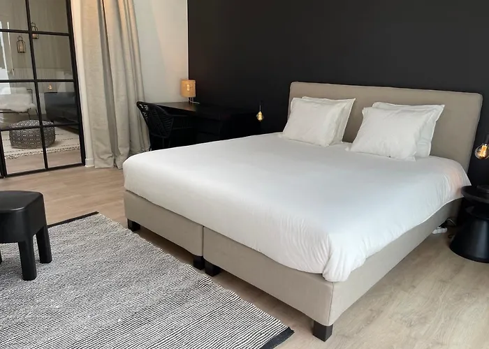 Unique Luxury With Cosy Garden! *