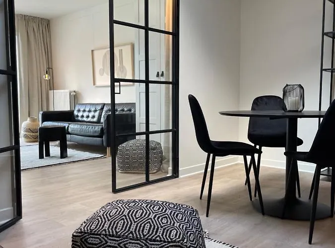 Unique Luxury With Cosy Garden! *