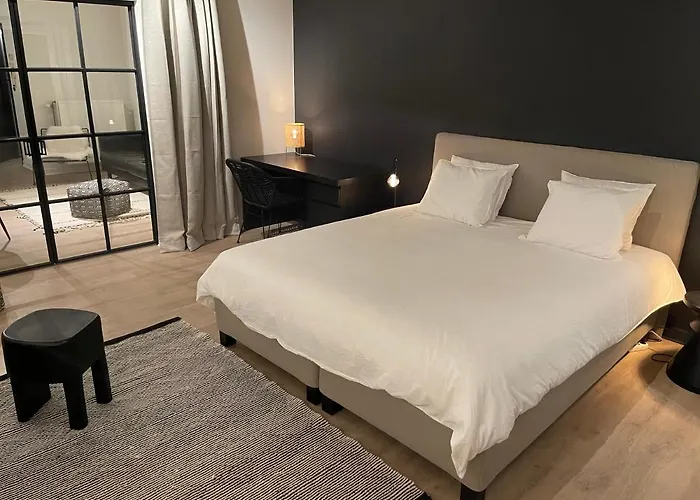 Unique Luxury With Cosy Garden! * גנט