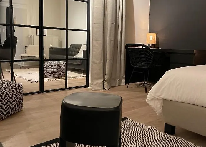 Unique Luxury With Cosy Garden! * גנט