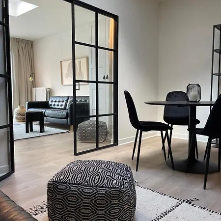 Unique Luxury With Cosy Garden! *